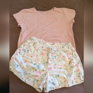 Girl's T-shirt and short outfit. H&M T-shirt Abercrombie kids short.